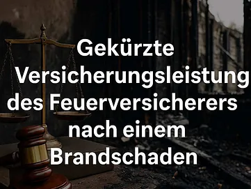 Verbranntes Gebäude nach einem Brandschaden, daneben ein Richterhammer und eine Waage als Symbol für juristische Auseinandersetzungen mit der Versicherung wegen gekürzter Leistungen.